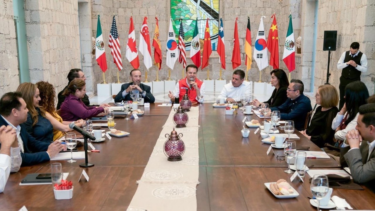 El Gobernador de Durango en reunión con legisladores federales. Foto: Facebook Esteban Villegas Villarreal.