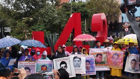 Normalistas de Ayotzinapa conmemoran 'Una década de impunidad' en Guerrero