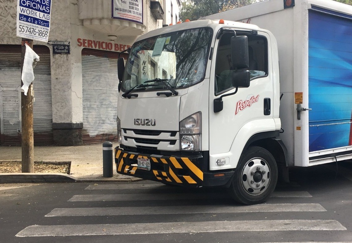 Camión de compañía refresquera invadiendo un paso peatonal en Monterrey. Foto: X @CulturaVial.