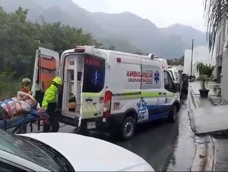 Arquitecto se lesiona tras la escalera en una obra de Monterrey