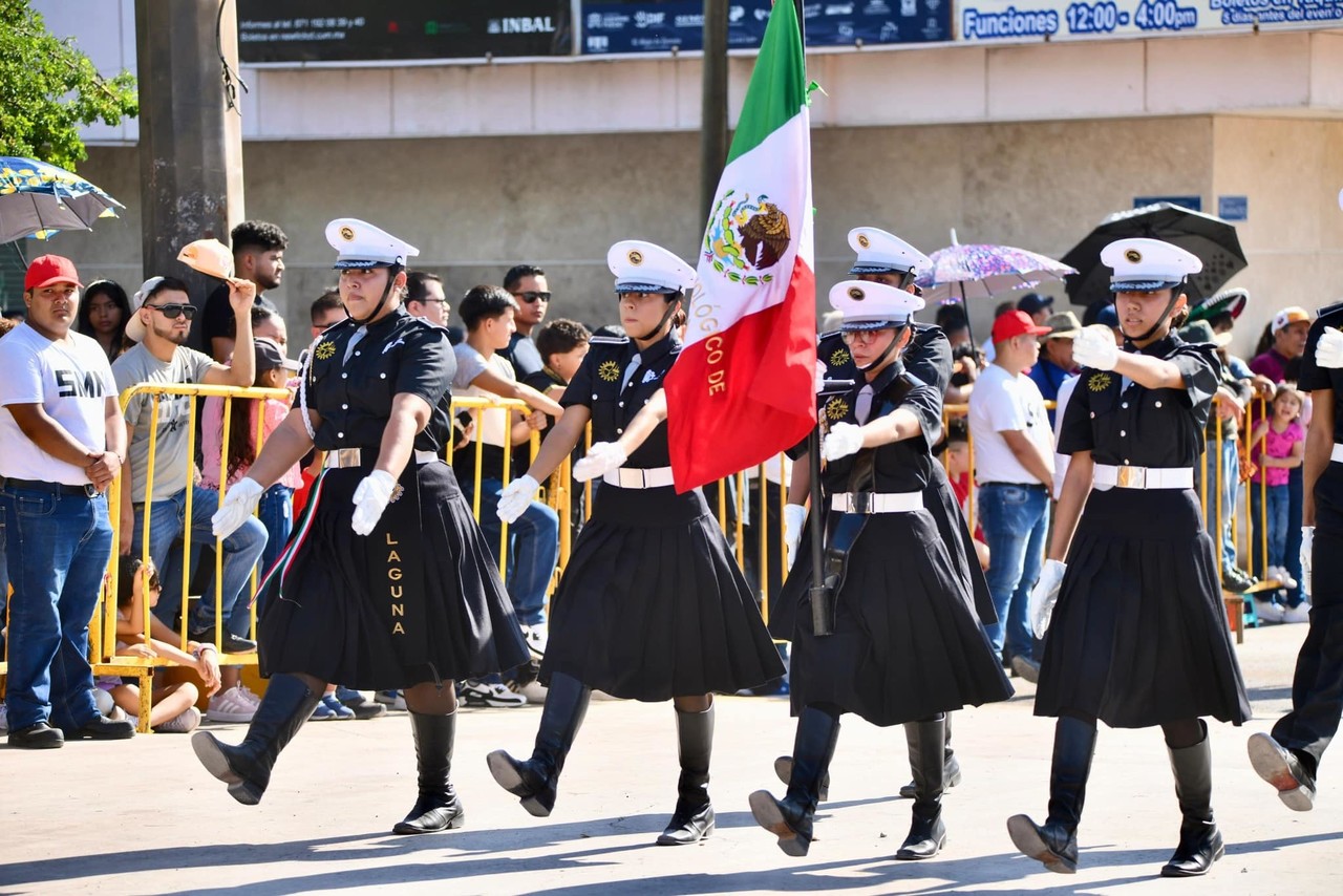 Una escolta durante el desfile en Torreón. (Fotografía: Gobierno de Torreón)