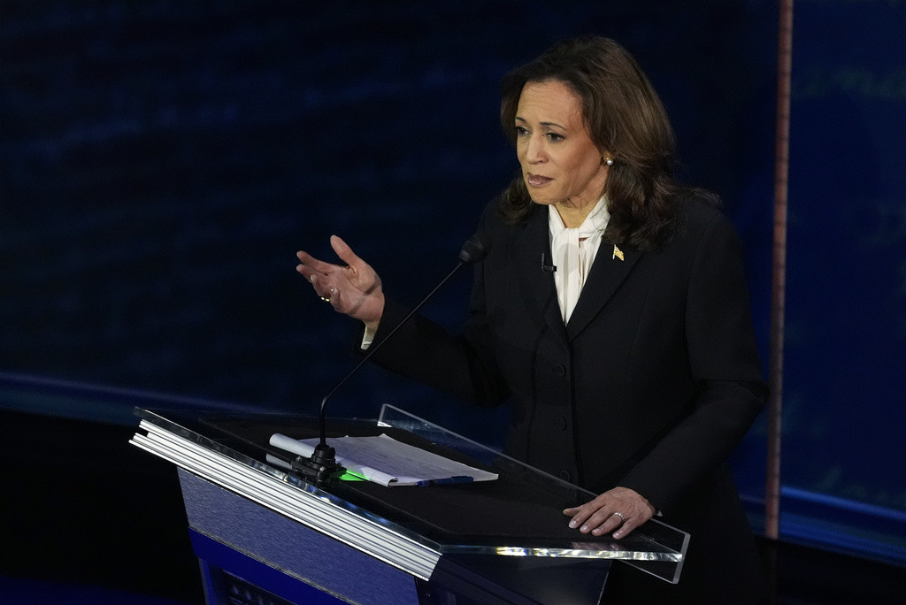 La candidata presidencial demócrata, la vicepresidenta de EEUU Kamala Harris, habla durante un debate con el candidato republicano Donald Trump en el National Constitution Center, el martes 10 de septiembre de 2024, en Filadelfia. (AP Foto/Alex Brandon)