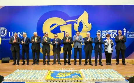 Celebra UANL 91 aniversario con mariachi y pastel