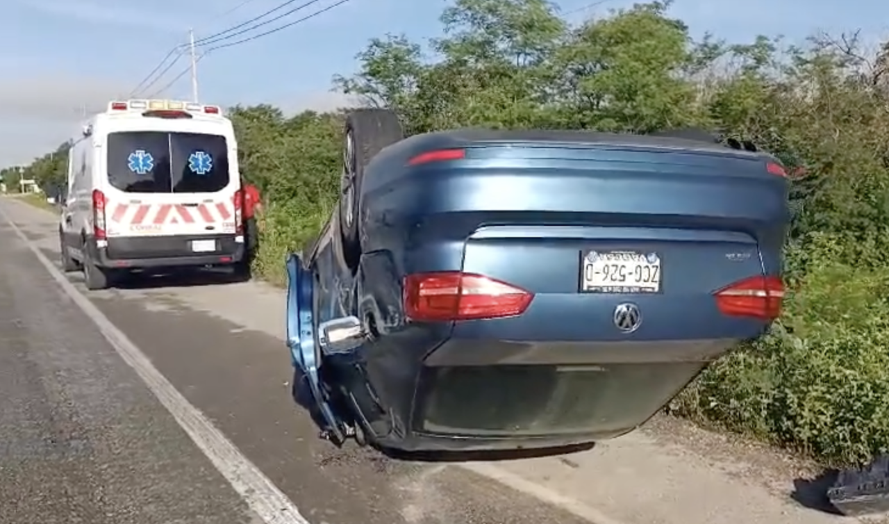 Un gran susto se llevaron una madre y su hija luego de sufrir un accidente en la carretera Mérida-Motul la mañana de este martes.- Foto de Lector MX