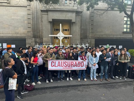 Estudiantes clausuran simbólicamente la Suprema Corte exigiendo reforma judicial