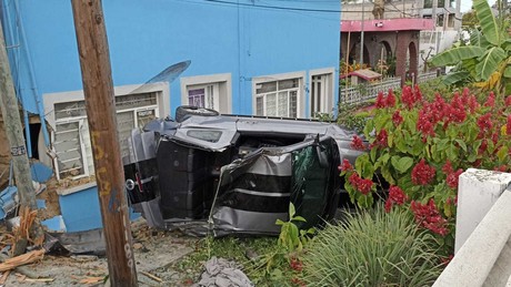 Papá e hijo chocan su camioneta contra casa en centro de Santiago