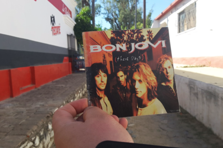 El callejón de San Antonio y la foto de Bon Jovi