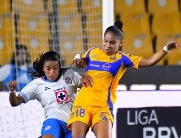 Belén Cruz de Tigres Femenil peleando un balón en el juego. Foto: Vamos Azul - Bolavip.