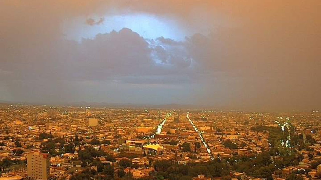 Atardecer con colores inusuales en la ciudad de Durango. Foto: @webcamsdemexico.