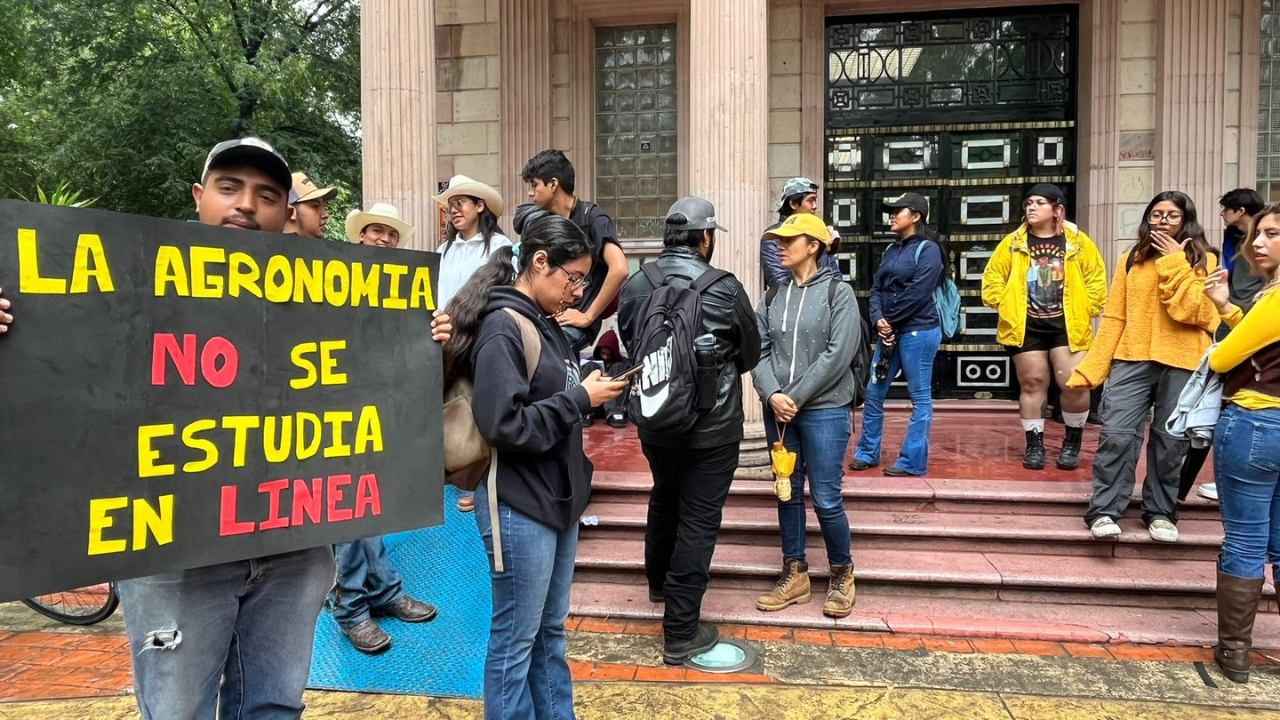 Estudiantes de la UAAAN se manifiestan en en la Zona Centro de Saltillo / Foto: Leslie Delgado