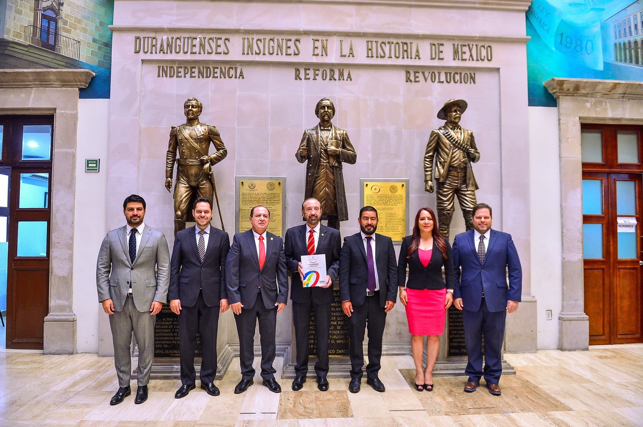 El Secretario General de Gobierno, fue el encargado de entregar el Segundo Informe de Gobierno Estatal. Foto: Cortesía.