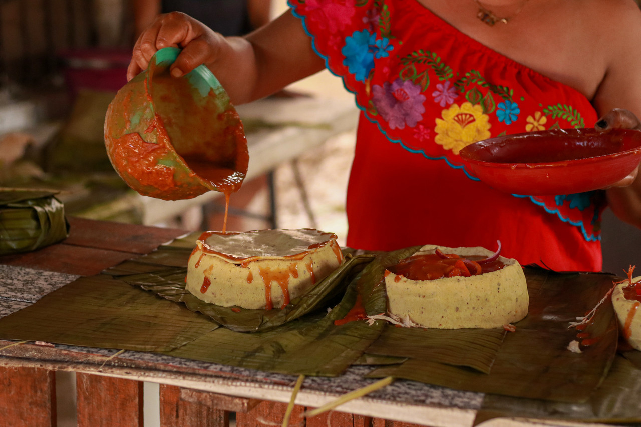 Disfrutar del pib es una experiencia que conecta a las generaciones, preservando una rica herencia cultural. Foto: Yucatán Travel