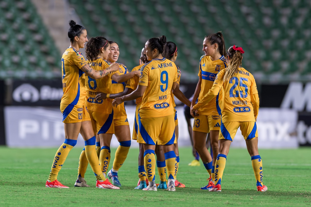 Jugadoras de Tigres Femenil festejando un gol ante el Mazátlan. Foto: X @TigresFemenil.