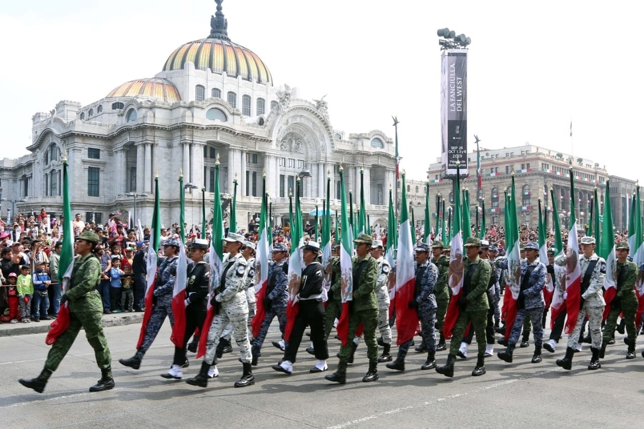 Personas en el Desfile Militar de la CDMX. Foto: Gobierno de México