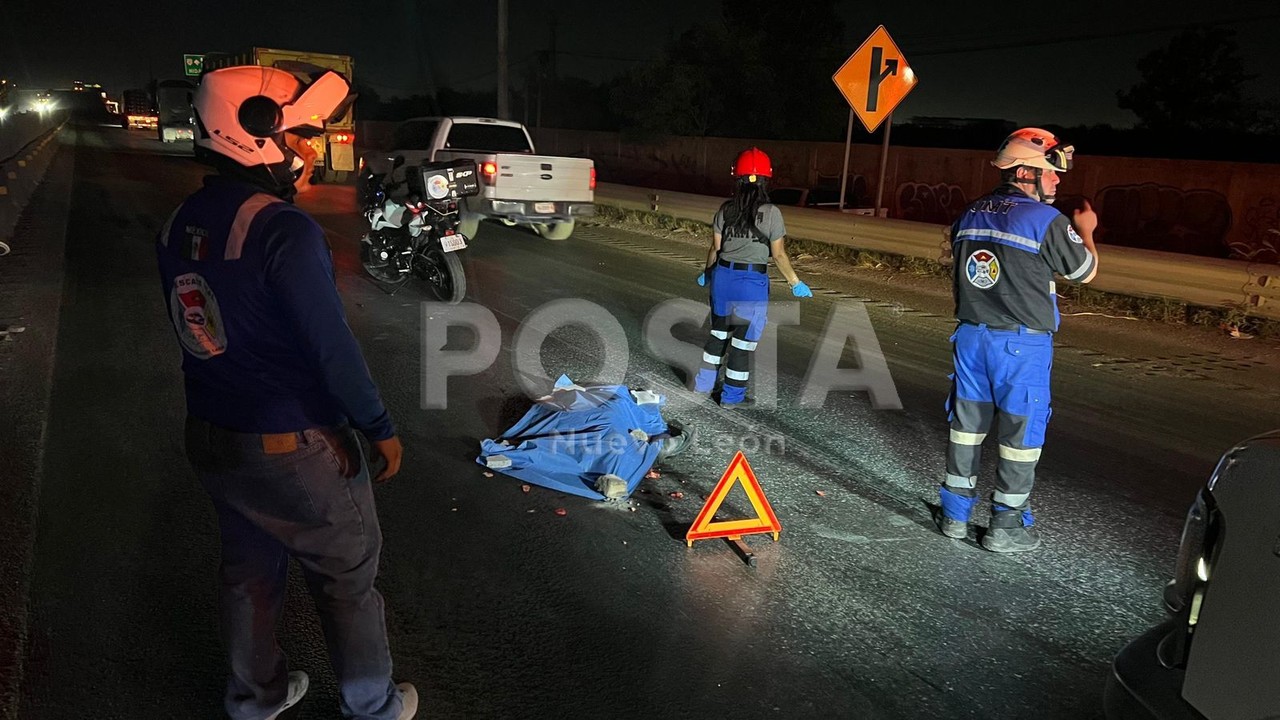 Paramédicos de las ambulancias UMT que abanderaron la zona donde fue el accidente. Foto: POSTA MX.