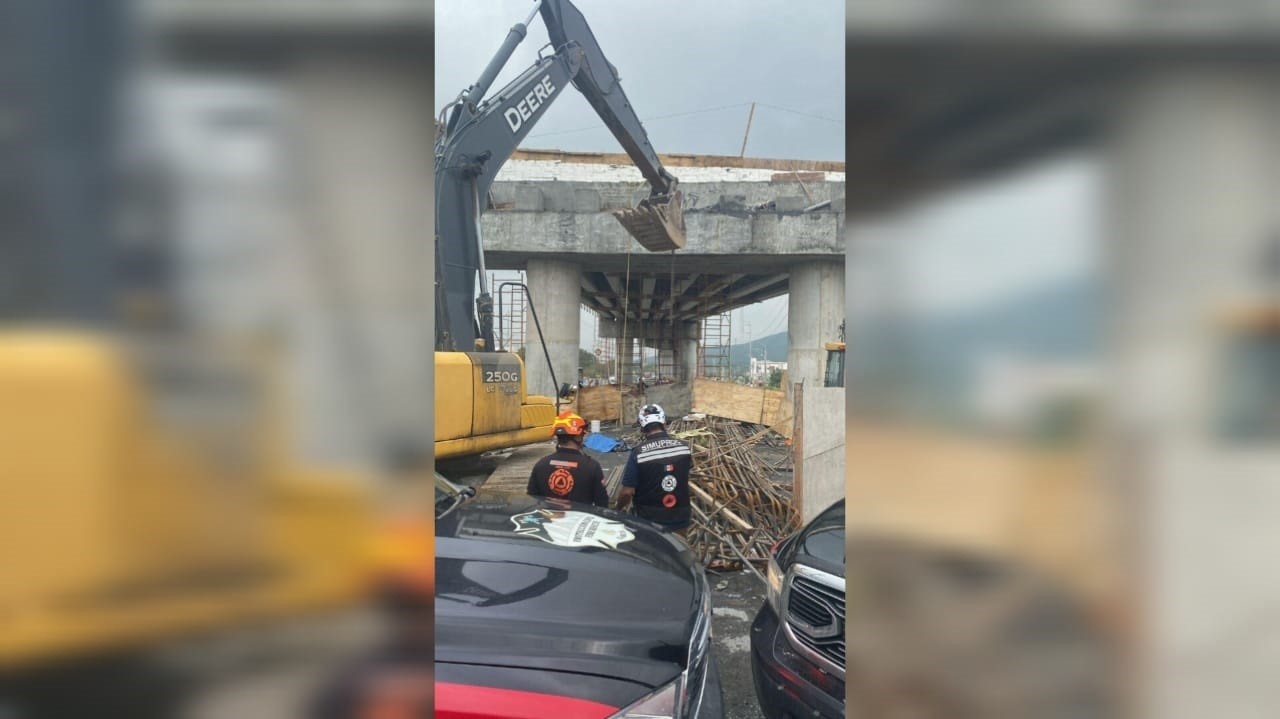 Elementos de Protección Civil revisan la estructura de un puente en construcción tras registrarse un colapso en el municipio de García, Nuevo León. Foto: Protección Civil Nuevo León