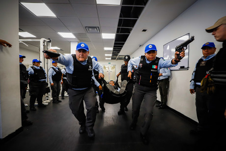 Policías de Monterrey reciben entrenamiento en primeros auxilios en combate