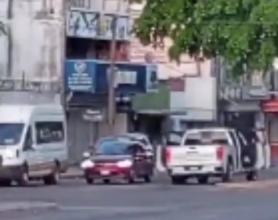 Autos pertenecientes a grupos criminales quedaron en las calles de Culiacán. Foto: Línea Directa.