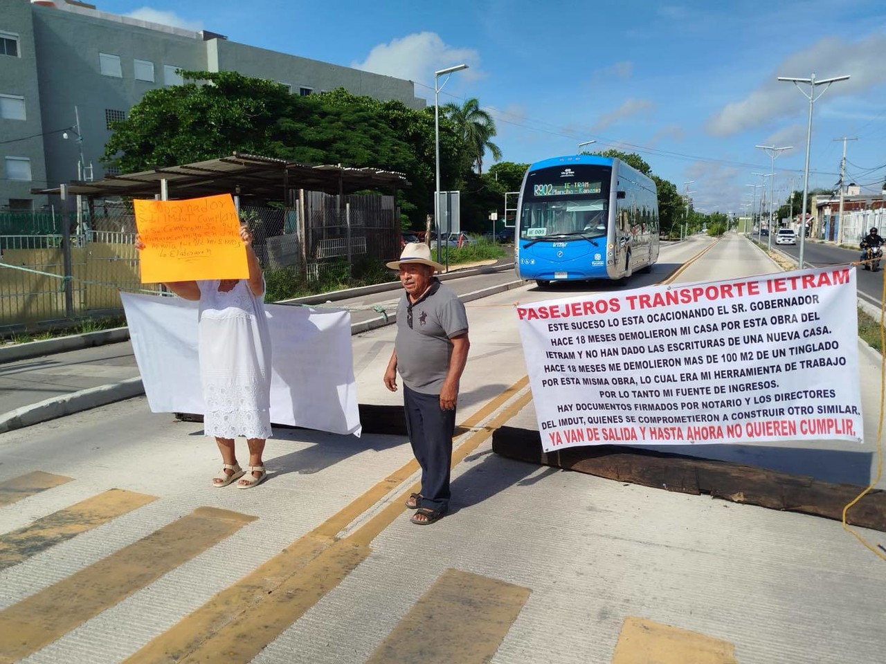 Una pareja de la tercera edad bloqueó el paso del Ietram del tramo que se encuentra en la  calle 30 por 39  de la colonia Máximo Ancona.- Foto de redes sociales