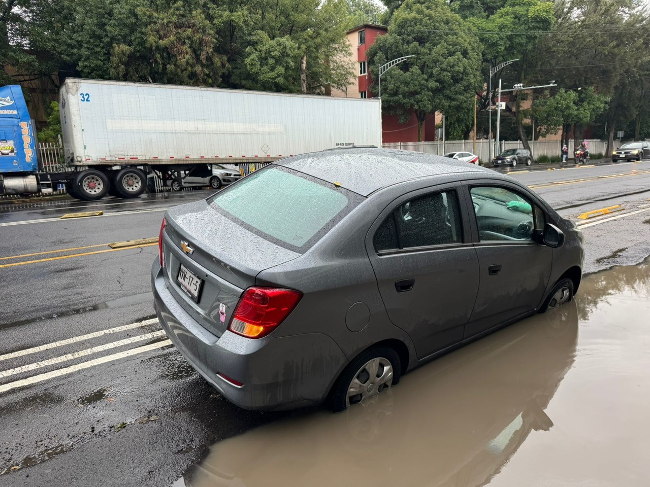 Automóvil en encharcamiento de la CDMX. Foto: Ramón Ramírez