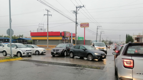 Lluvia provoca caos vial al sur de Saltillo