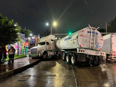 Pipa transportadora de agua potable choca tras quedarse sin frenos en la GAM