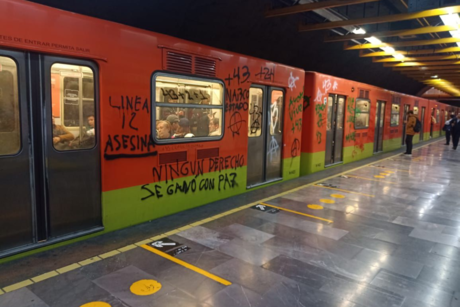 Encapuchados realizan destrozos en el Metro y en vehículos de la UNAM