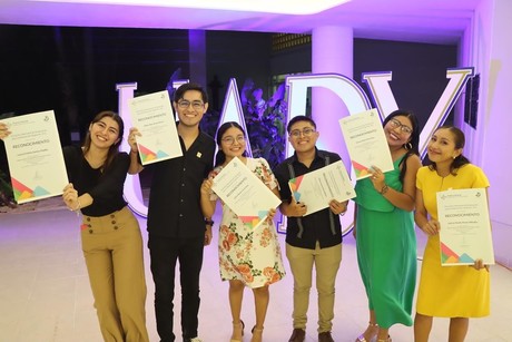 Estudiantes de la Uady reciben el premio CENEVAL al Desempeño de Excelencia