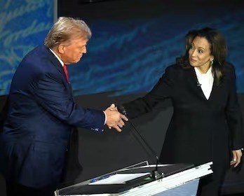 Donald Trump saludando a Kamala Harris en el debate del 10 de septiembre. Foto: France 24