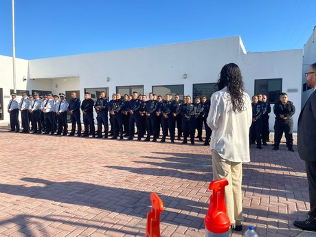 Elva Deyanira Martínez presenta equipo de seguridad en General Zuazua