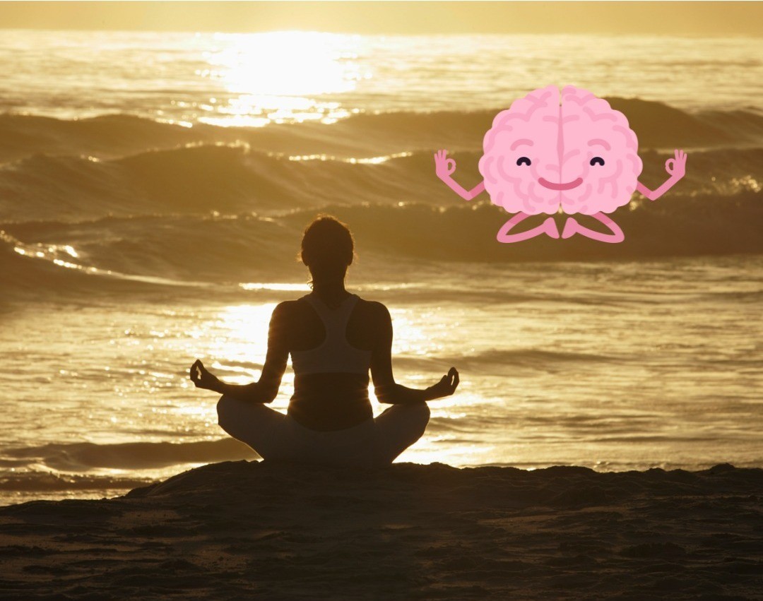 Persona meditando en una playa para conseguir paz mental. Foto: Canva.