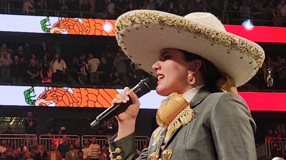 Camila Fernández recibió críticas en redes sociales luego de haber cambiado una letra del Himno Nacional. Foto. Captura TV Azteca.