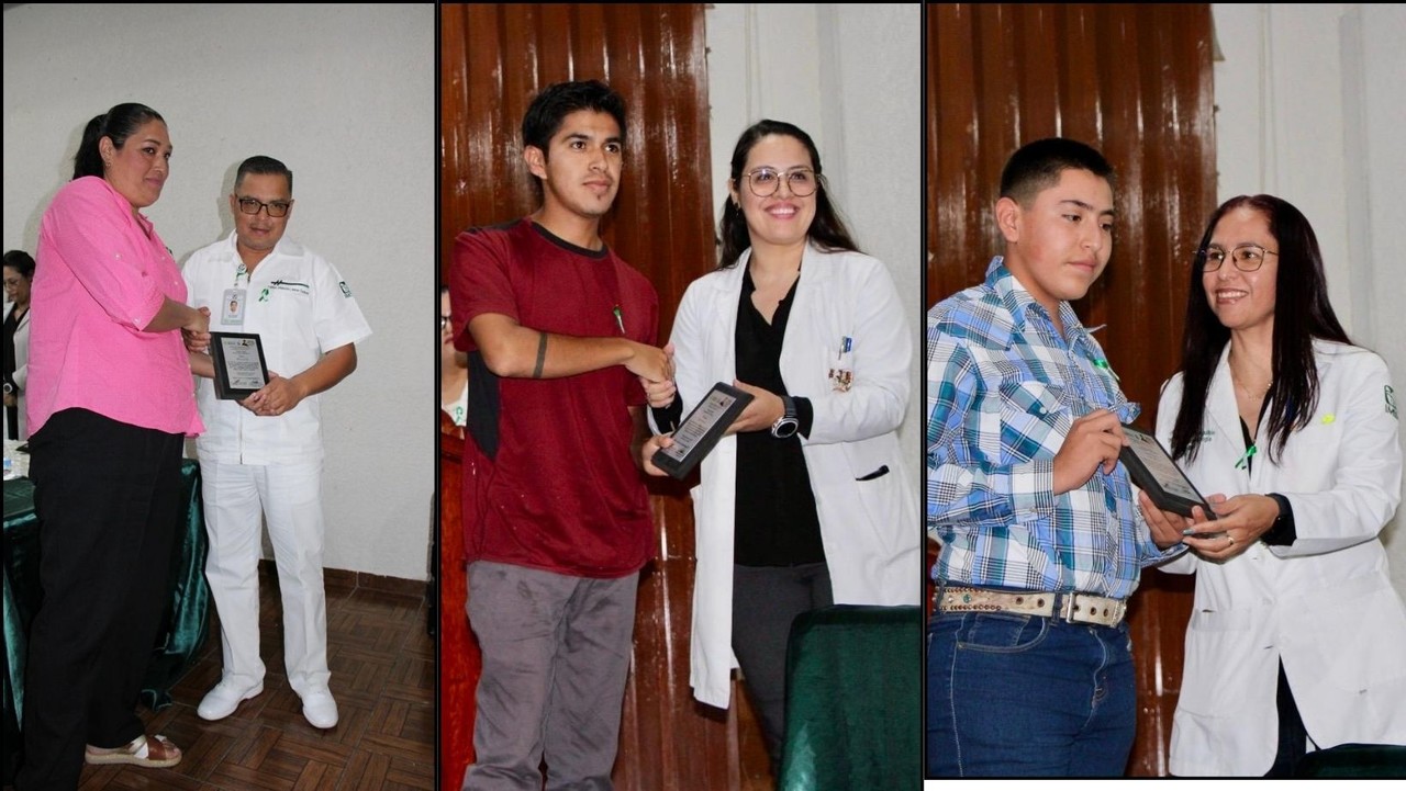 Familiares de donadores recibiendo los reconocimientos. (Fotografía. IMSS)