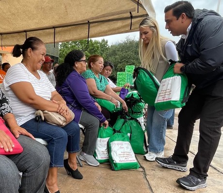 Jesús Nava entrega despensas para grupos vulnerables en Santa Catarina