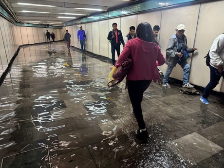 ¡Metro inundado! Acceso a Martín Carrera Línea 4 amanece lleno de agua