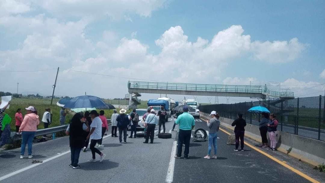 Vecinos bloquean autopista Lerma-Valle de Bravo por falta de agua. Foto: RRSS