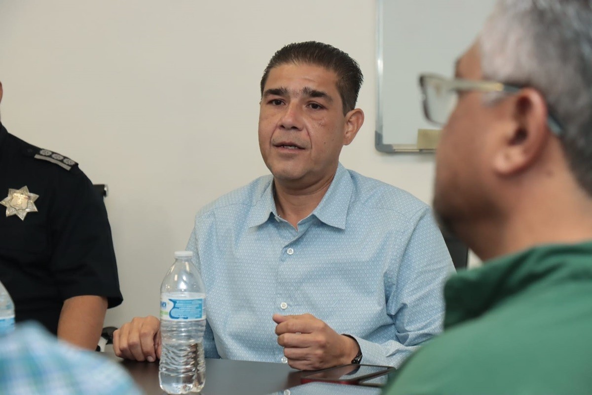 El alcalde de Juárez, Francisco Treviño, durante una reunión con funcionarios municipales. Foto: Facebook Paco Treviño