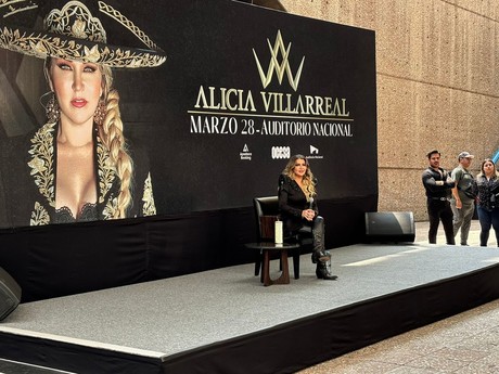 Alicia Villarreal: 'El divorcio no es un papel, es un proceso', sigue en pleito