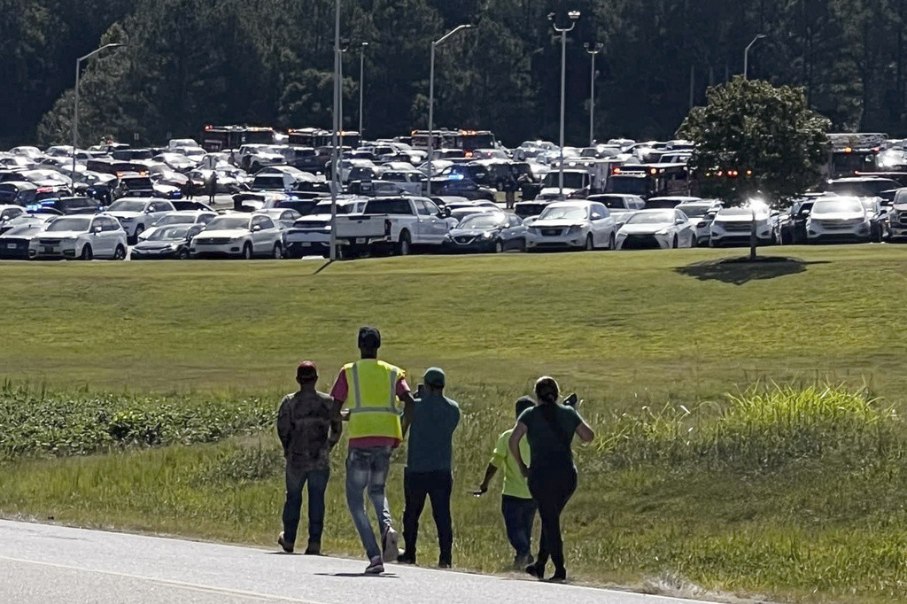 Varios alumnos son evacuados hacia el estadio de fútbol americano luego de un tiroteo en la secundaria Apalachee, el miércoles 4 de septiembre de 2024, en Winder, Georgia. (Erin Clark vía AP)