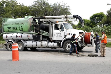 Escobedo y Agua y Drenaje de Monterrey reparan fugas de drenaje sanitario