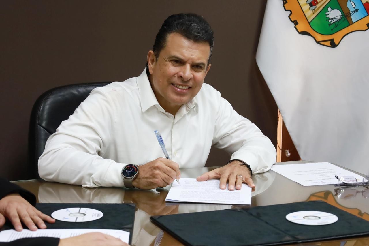 Con la presencia del presidente municipal de Victoria, Eduardo Gattás Báez, se realizó la firma del acta de entrega-recepción correspondiente a la administración pública municipal del periodo 2021-2024. Foto: Gobierno de Victoria