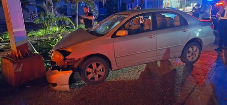 Toyota Corolla choca en Mérida-Motul al intentar evitar accidente