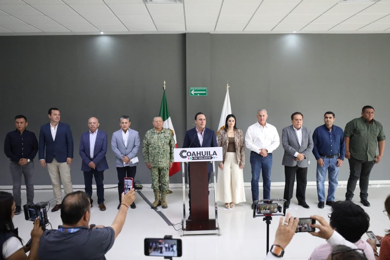 El gobernador Manolo Jiménez se reunió en Torreón con alcaldes laguneros. (Fotografía: Manolo Jiménez)