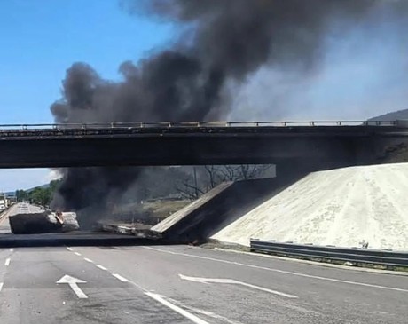 Volcadura y explosión de pipa deja un muerto en Jalisco