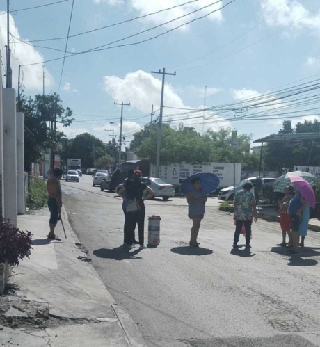 Cierran una calle del centro de Mérida ante la falta de energía