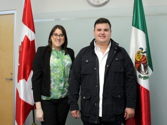 Edelmiro Cavazos tras sostener reunión y acuerdo con el consulado de Canadá. Foto: INJUVE.