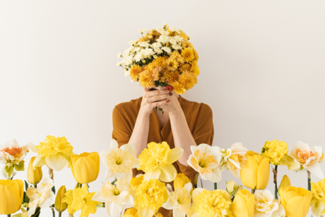 ¿Conoces la novela que inspiró a miles de jóvenes a regalar flores amarillas?