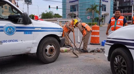 Cambia Agua y Drenaje brocal de alcantarilla, al sur de Monterrey