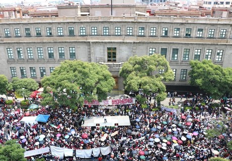 Miles de estudiantes exigen aprobación de Reforma Judicial en la SCJN