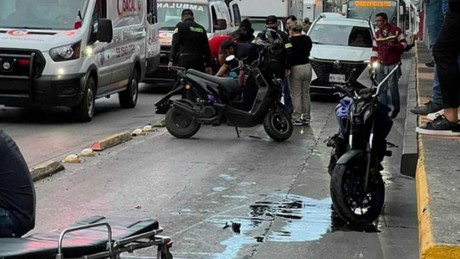 Invaden motociclistas carril del Mexibús; terminan en el hospital